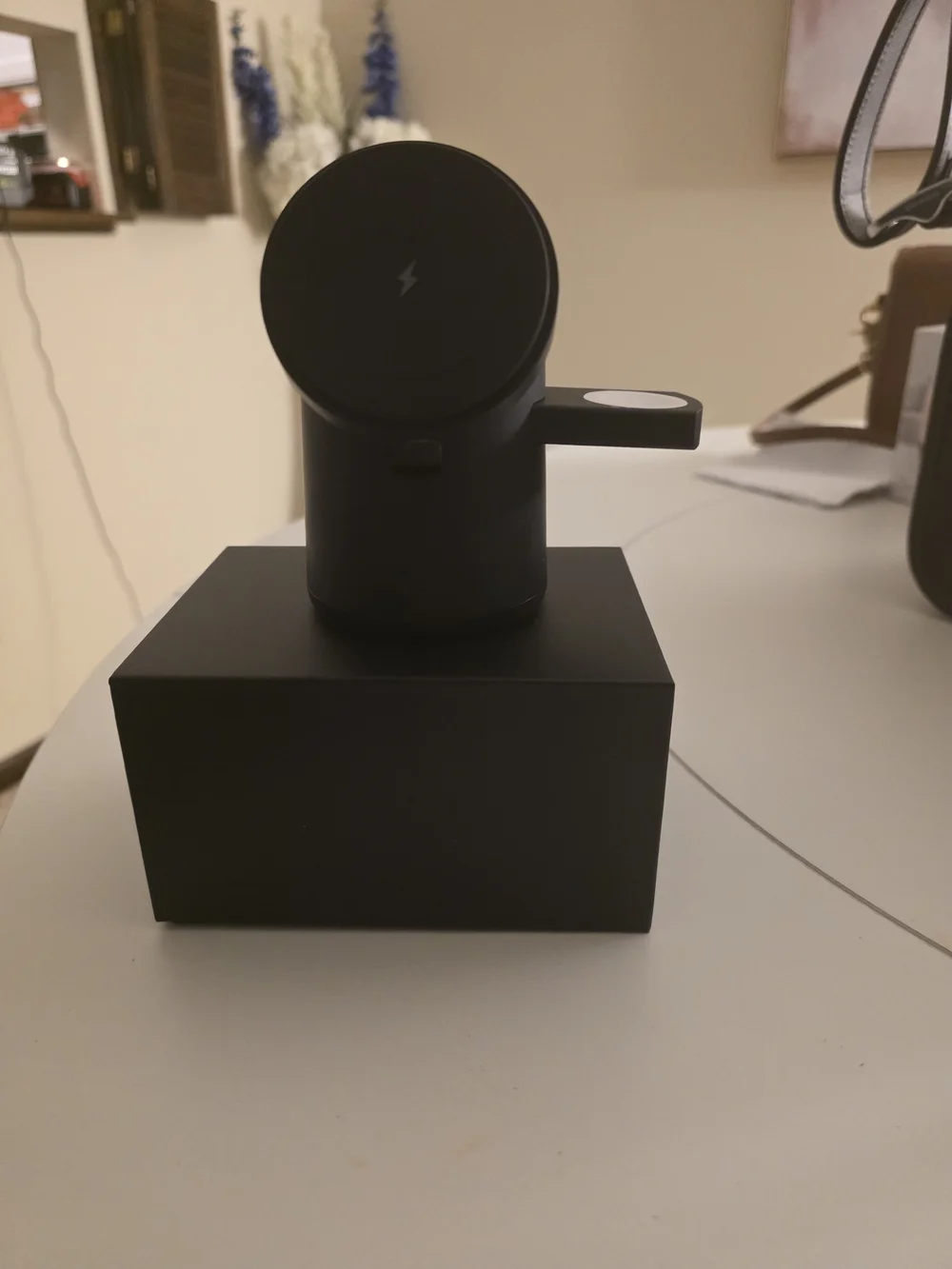 Magnetic Wireless Charger Stand in Black
